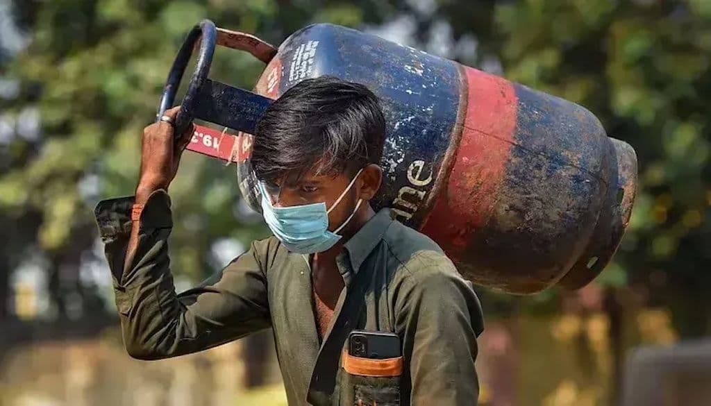 LPG Cylinder Shortage Causes Concern Among Bihar Residents